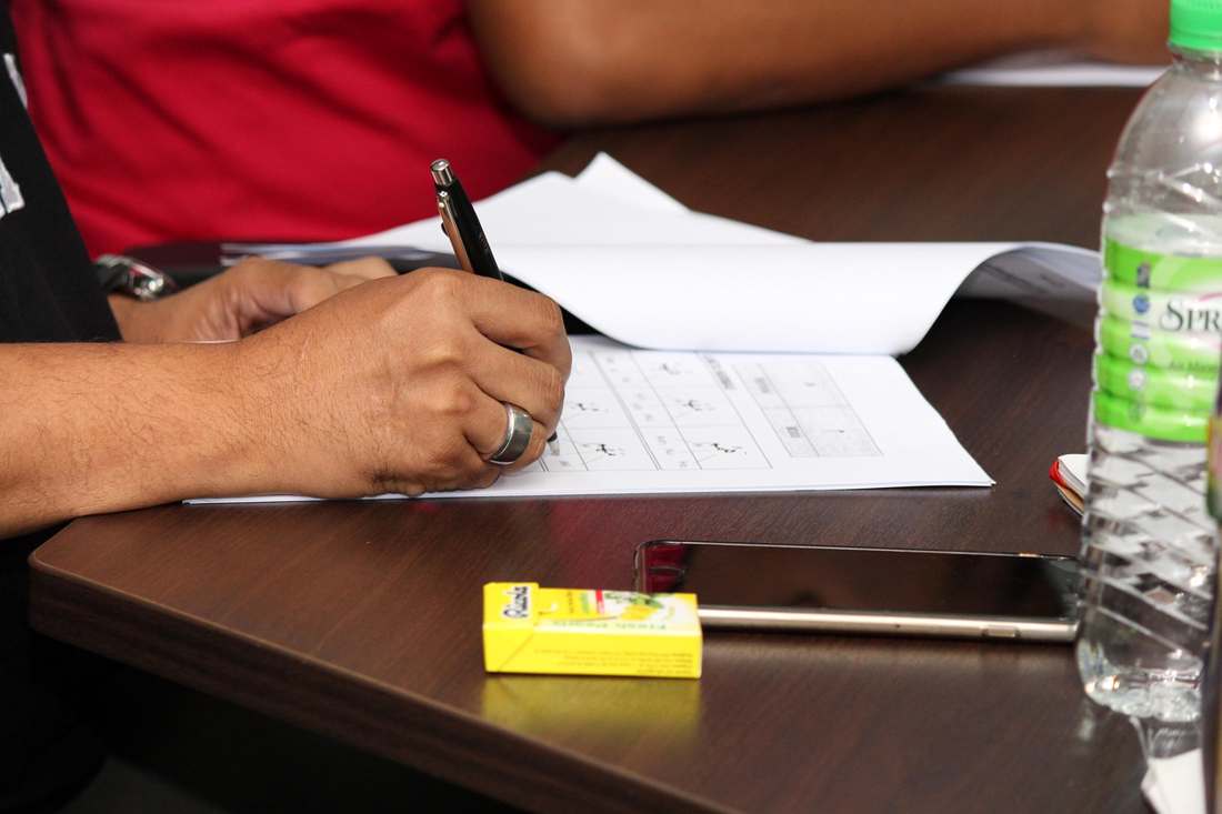 crianças brincando e apresentando sinais de desenvolvimento do bebê